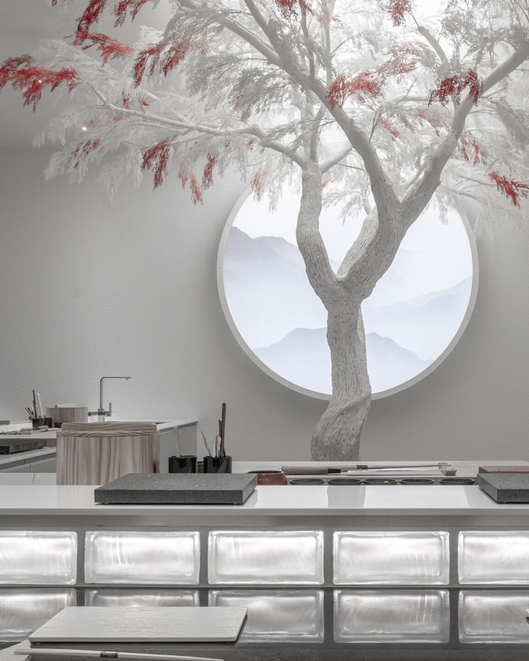 Drvo šljive predstavlja originalan dodatak snežno belom dizajnu restoranu